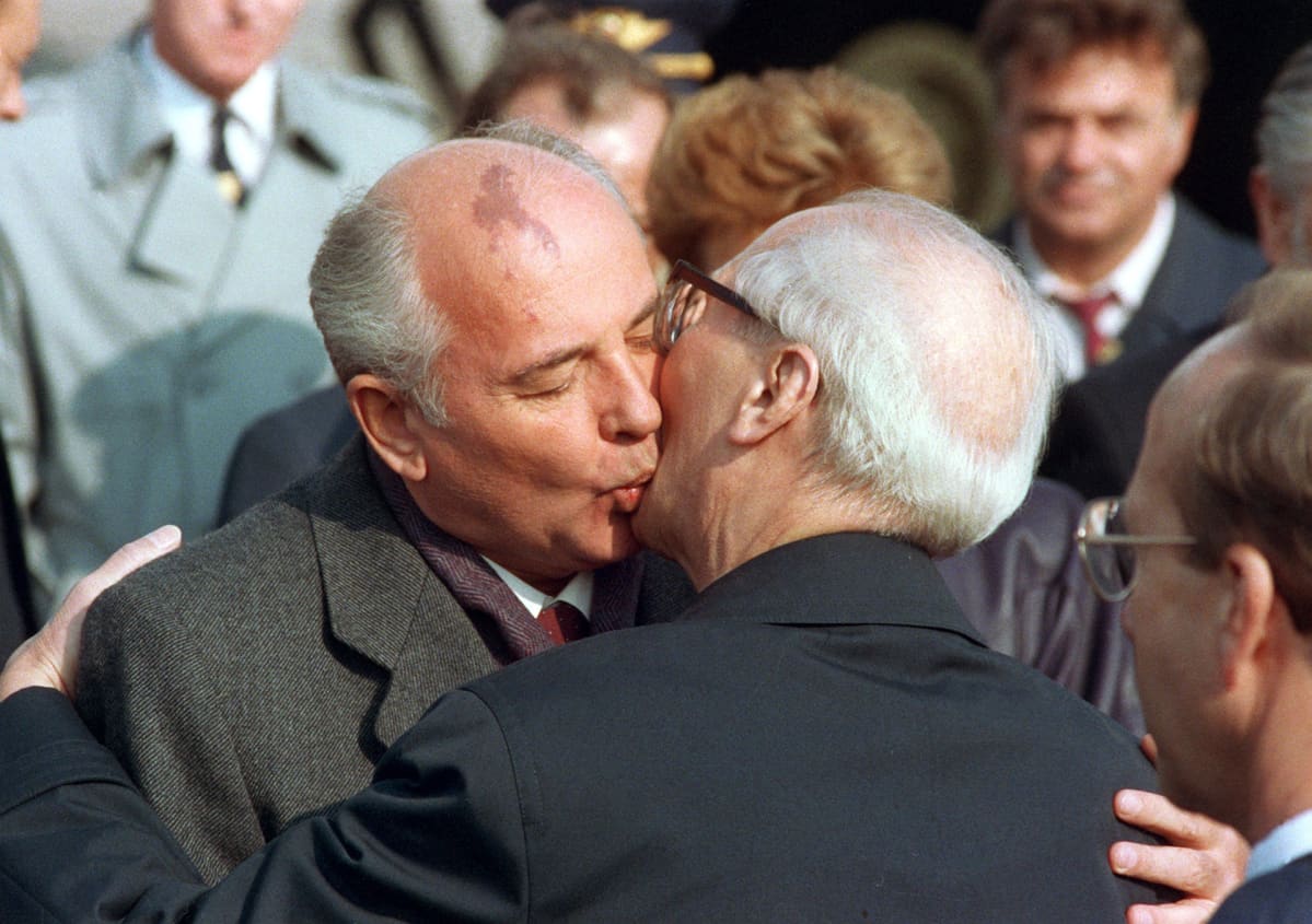 Mihail Gorbatšov ja Erich Honecker suutelevat