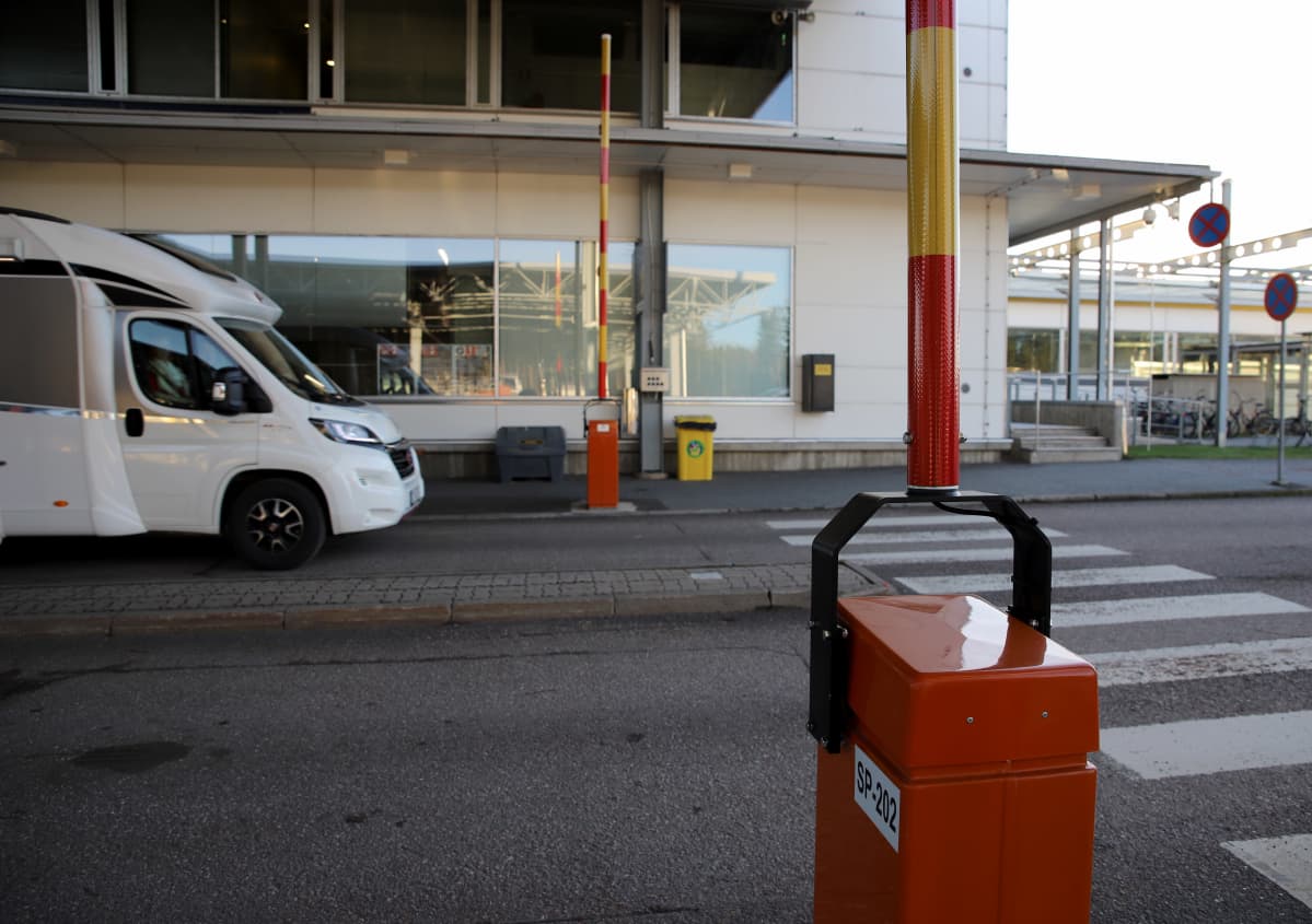 Auto saapuu Suomen puolelle rajanylityspaikalla