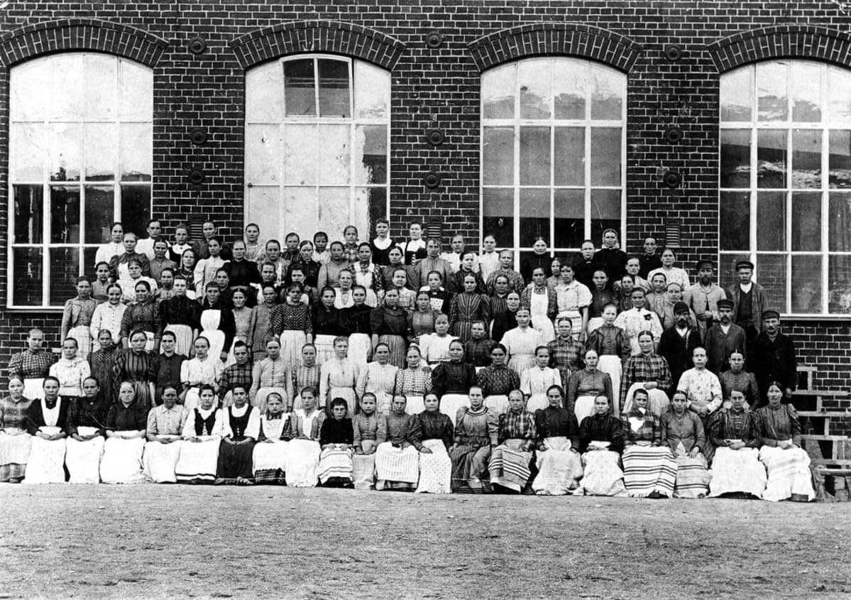 Forssa-yhtiön kutomon työntekijöitä ryhmäkuvassa 1890-luvulla.