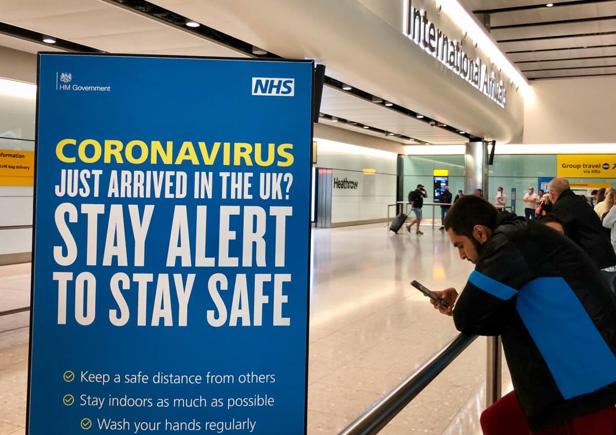 Heathrow'n lentoasemalla terminaali 2:ssa näkyvässä kyltissä muistutetaan koronaviruksesta ja turvaohjeista 7. kesäkuuta 2020..
