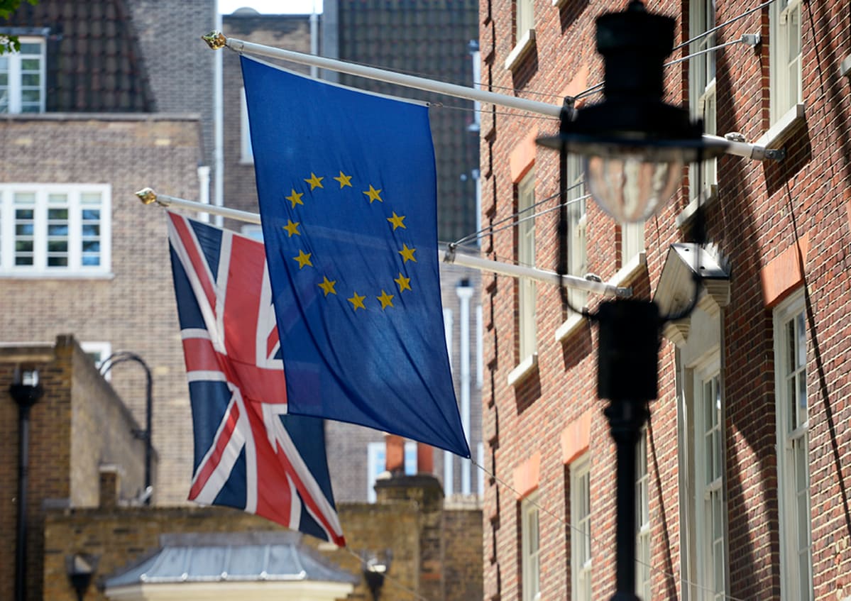 Yhdistyneen kuningaskunnan ja EU:n liput vierekkäin roikkumassa.