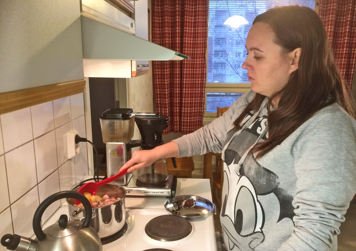Piia Iiliäinen tekee ruokaa keittiössä