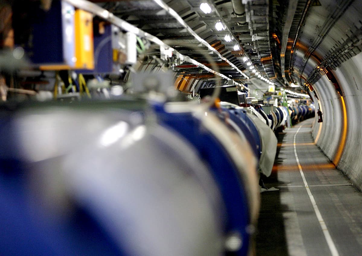 Hiukkaskiihdytin tunnelissa.