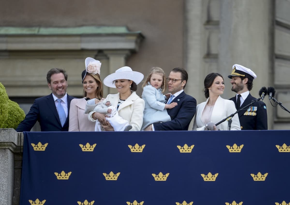 Christopher O´Neill, prinsessa Madeleine, kruununprinsessa Victoria, prinssi Oscar, prinsessa Estelle, prinssi Daniel, prinsessa Sofia ja prinssi Carl Philip.