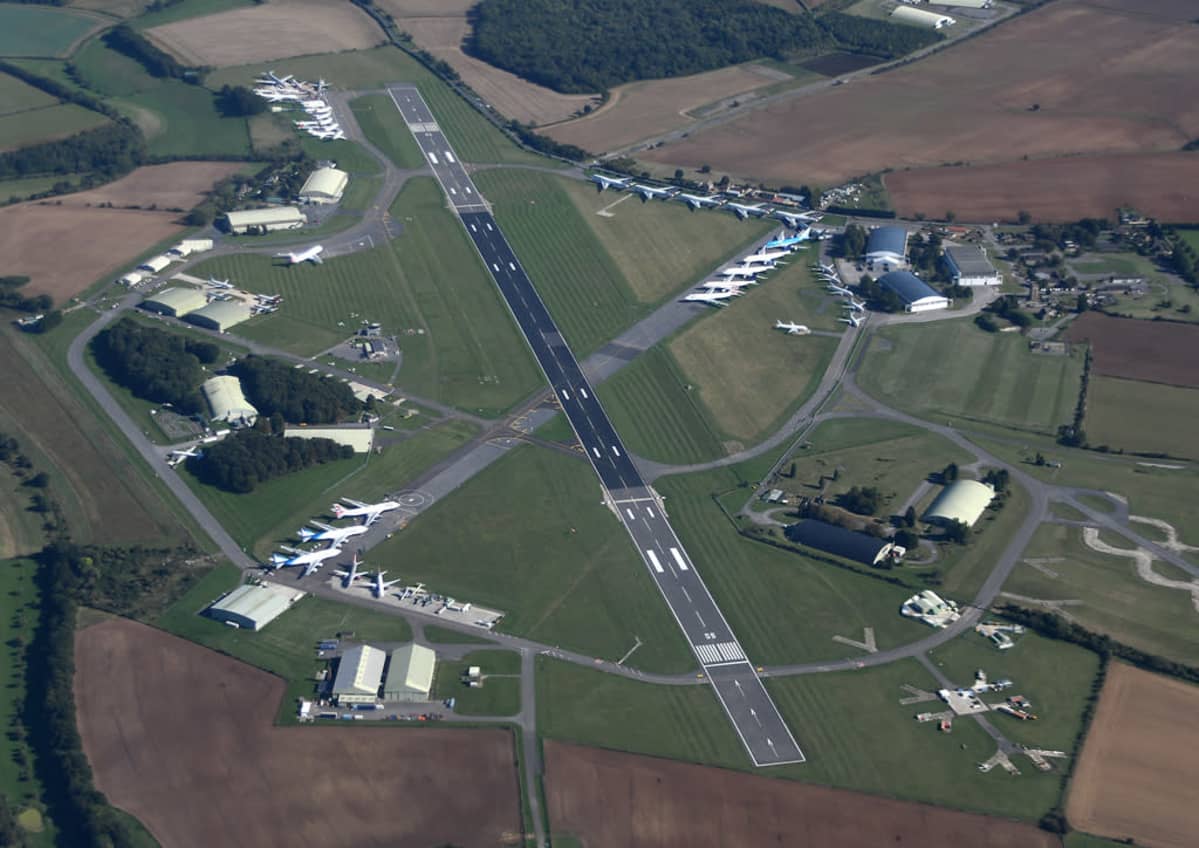 Cotswoldin kentällä olevia romutettavia lentokoneita