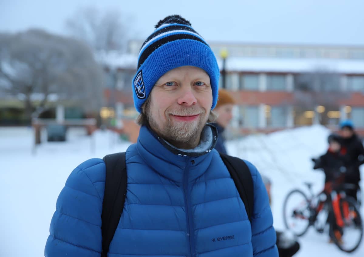 Timo perälä hymyilee ulkona koulun pihalla