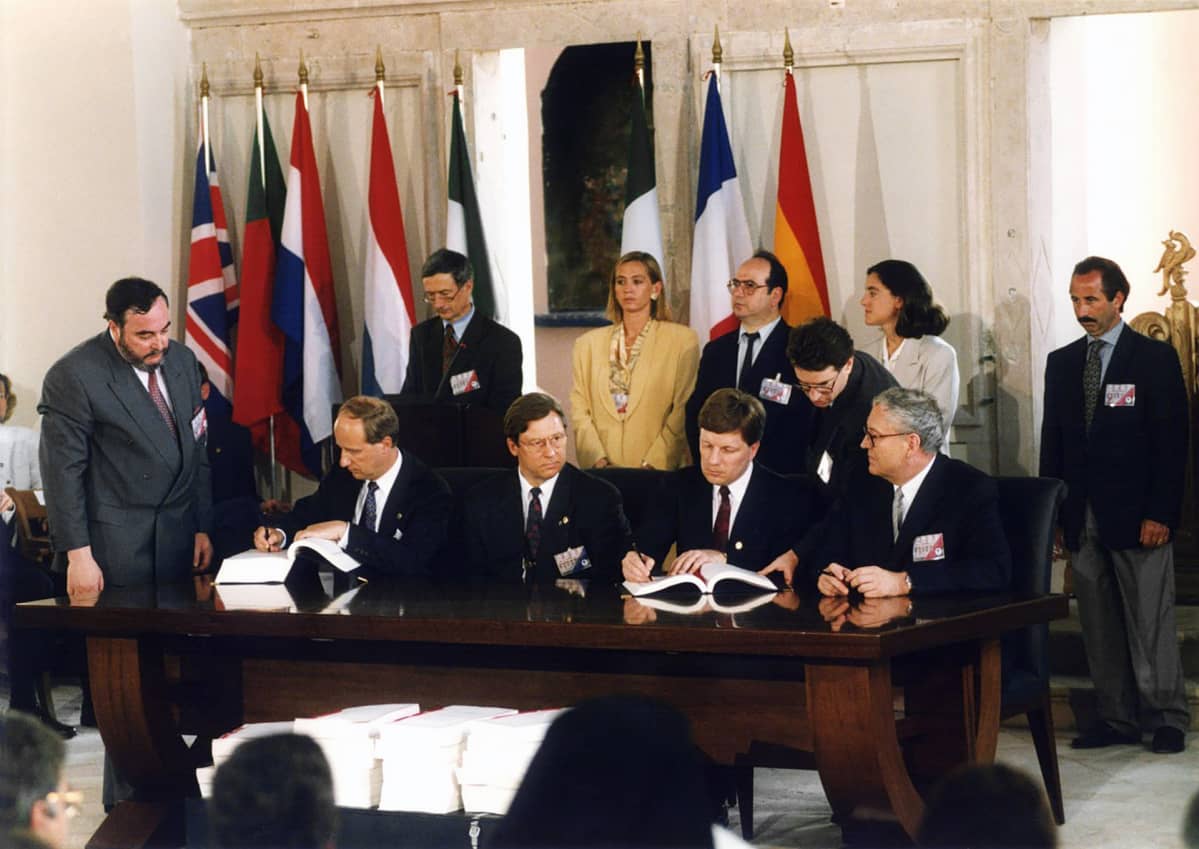Eurooppa-neuvoston kokous Korfulla 1994-06-24. Suomen liittyminen Euroopan unioniin, Suomen liittymisasiakirjat allekirjoitetaan. Valtiosihteeri Veli Sundbäck allekirjoittaa sopimuksen, ulkomaankauppaministeri Pertti Salolainen, pääministeri Esko Aho allekirjoittaa sopimuksen ja ulkoministeri Heikki Haavisto.
