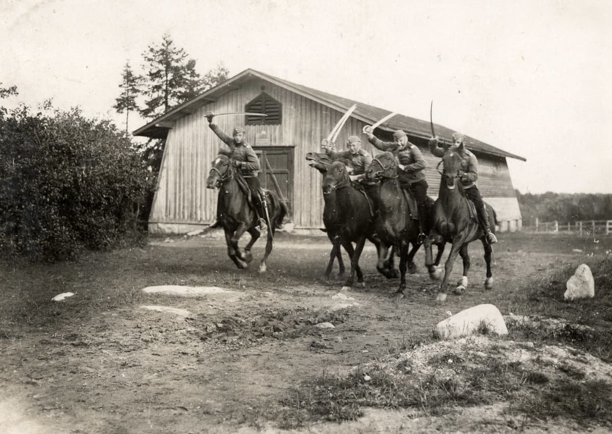 Leirikenttä, prikaatin hyökkäysharjoitus, viisi ratsua, rakuunoilla miekat pystyssä; Lappeenrannassa 1926.