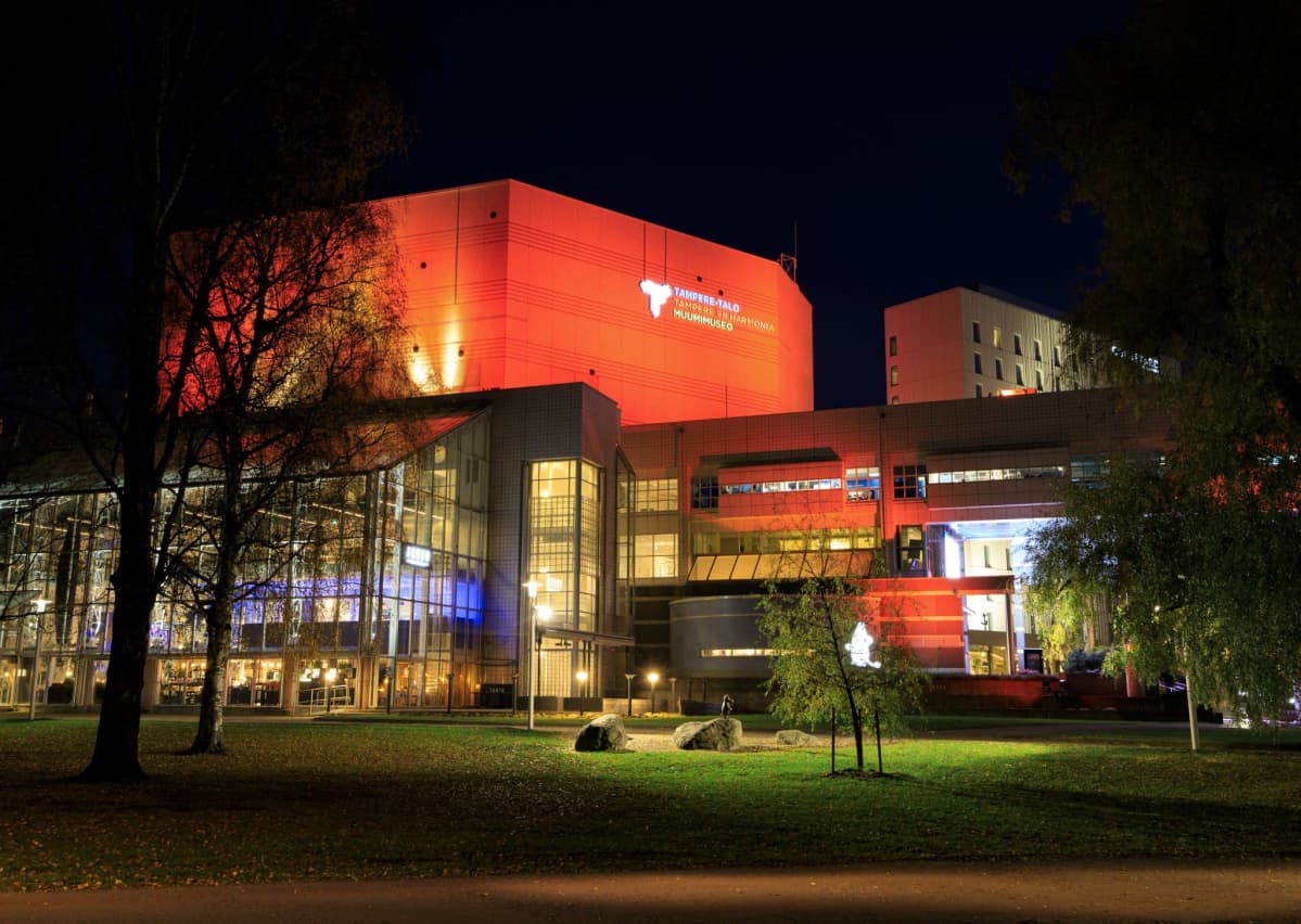 tampere-talo valaistuna oranssiksi