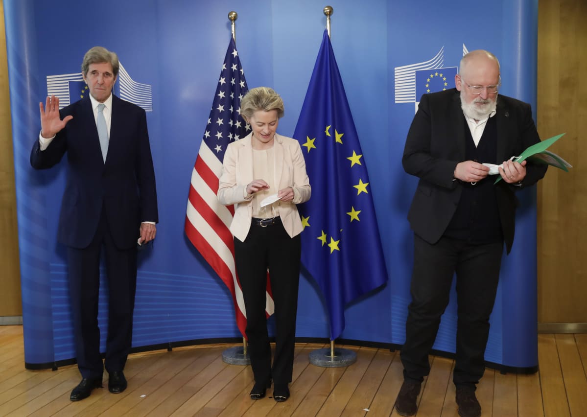 John Kerry, Ursula von der Leyen ja Frans Timmermans EU:n ja Yhdysvaltojen lippujen edessä