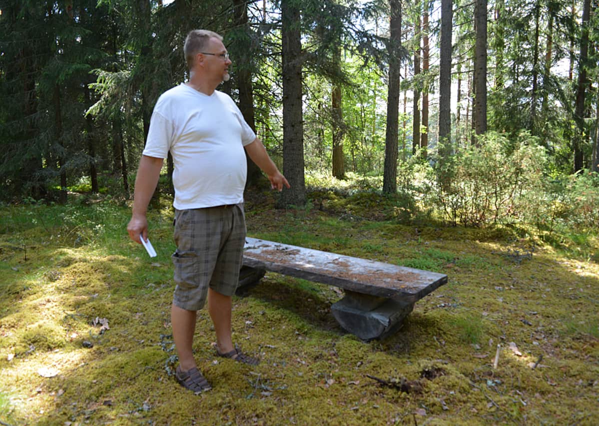 Heikki Pesämaa esittelee metsästä löydettyä shamaaniympyrää.