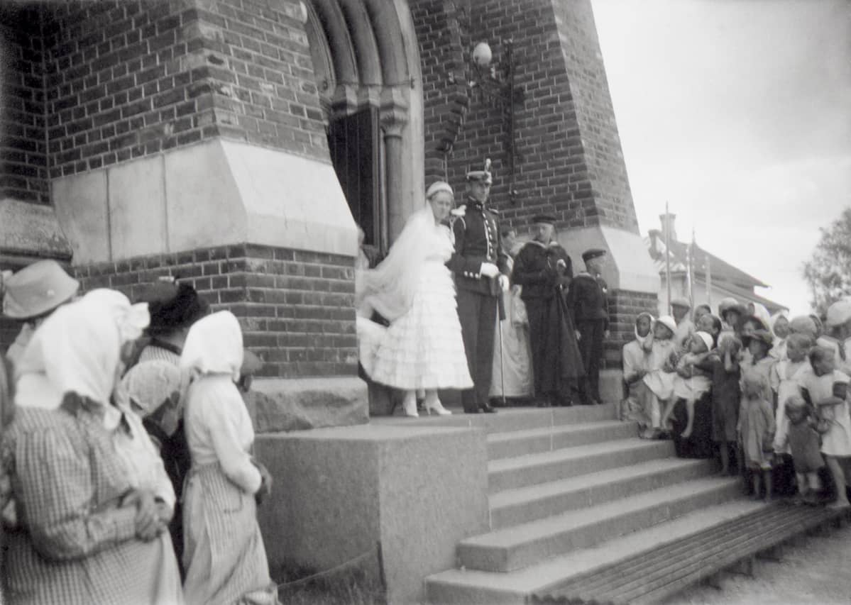 Hääpari Nikolai Østgaard ja Ragni Gullichsen Kotkan evakelisluterilaisen kirkon portailla 22.7.1916.