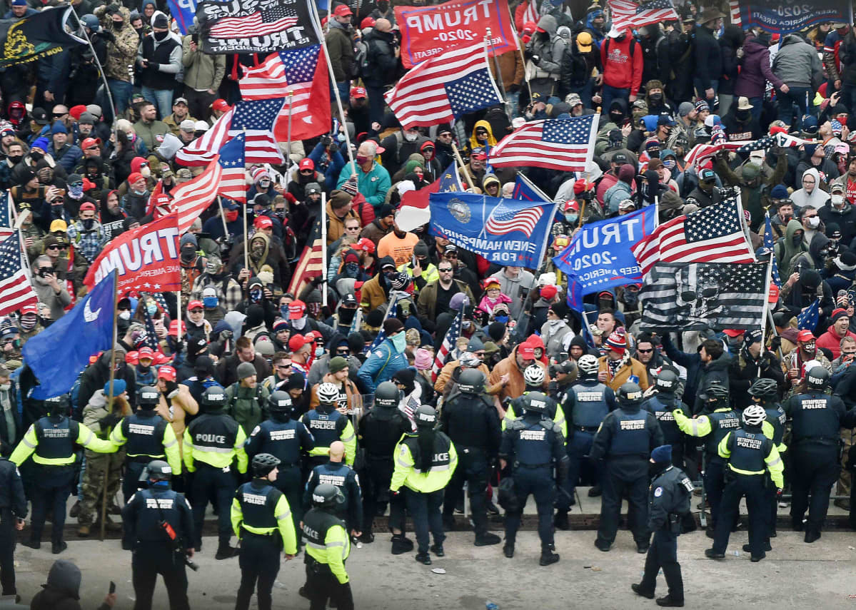 Trumpin kannattajat ottivat poliisin kanssa yhteen Yhdysvaltain senaatin edessä.