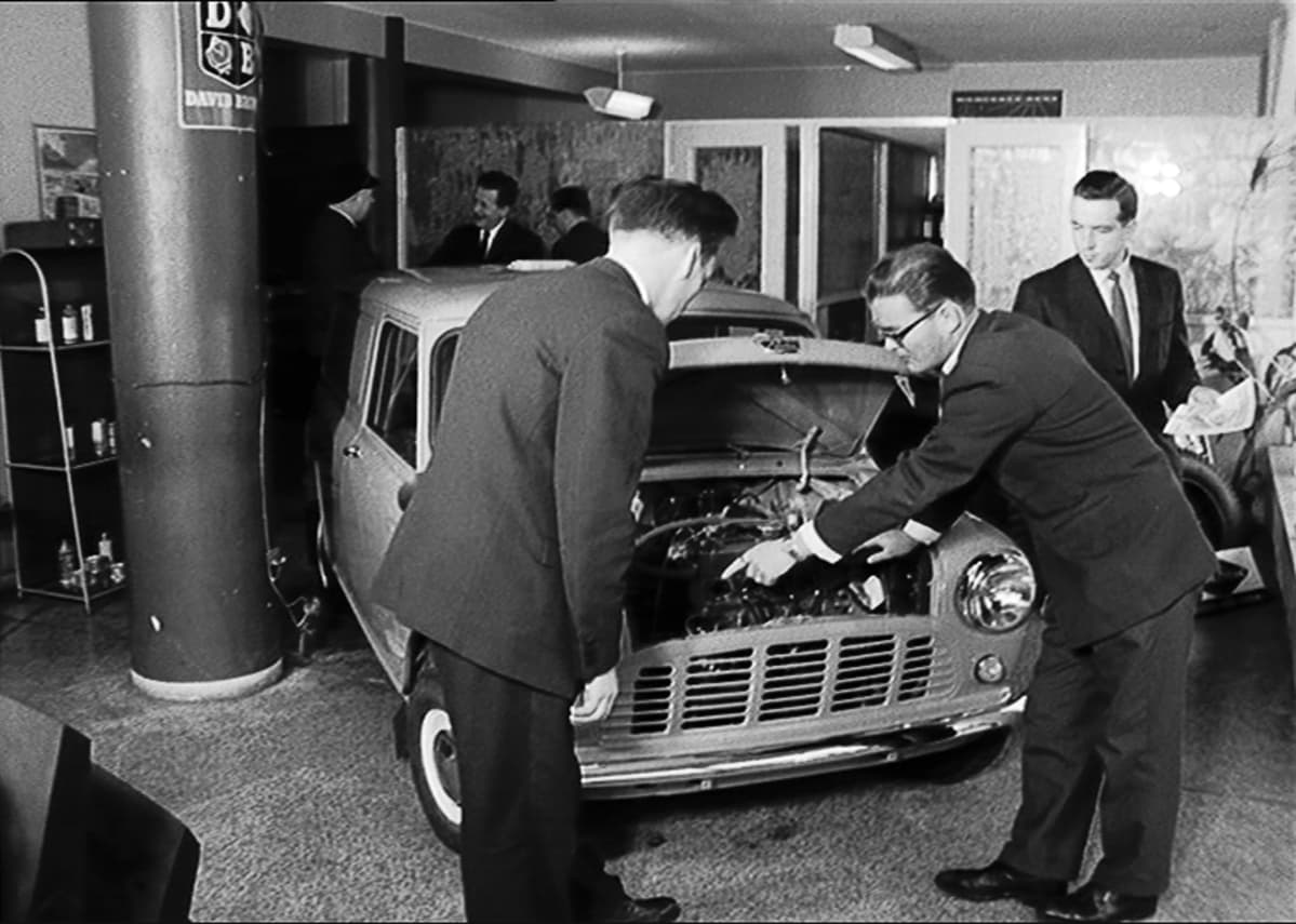 Autokauppaa 1950-luvun tyyliin.