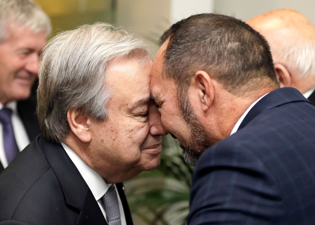 YK:n pääsihteeri Antonio Guterres ja Arapata Reuben tervehtivät perinteisellä maoritervehdyksellä.