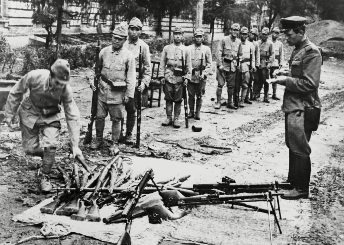 Japanilaissotilaita luovuttamassa aseensa venäläisille Mantsuriassa elokuussa 1945.