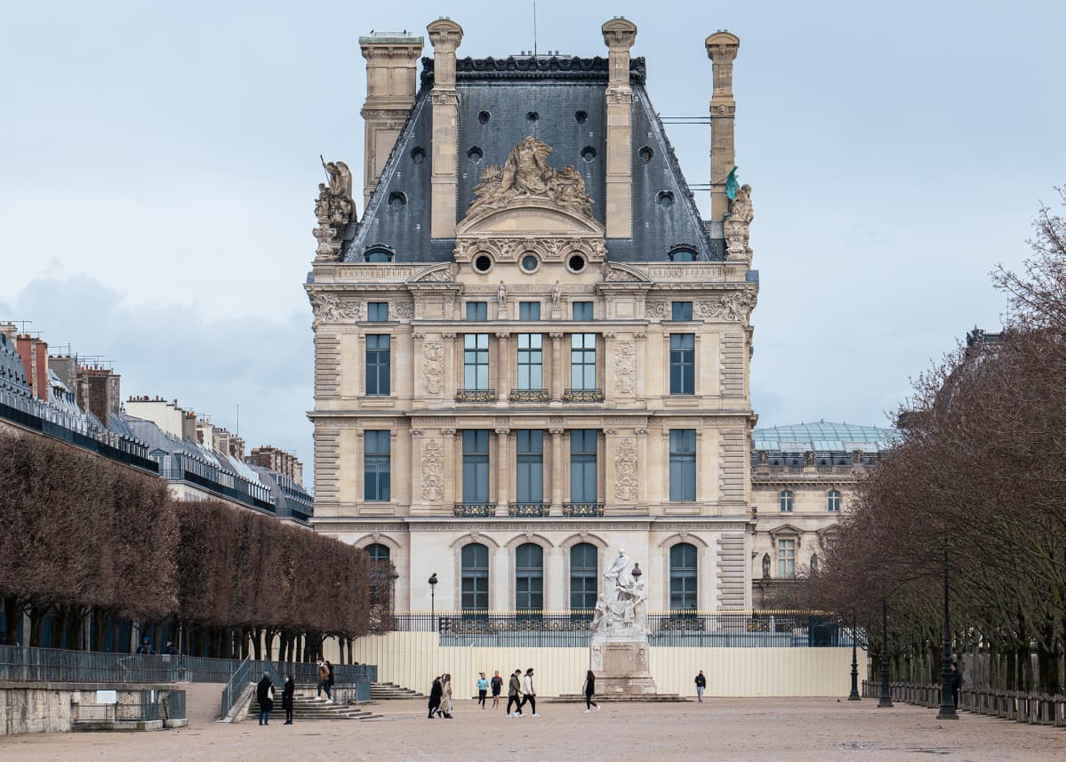 Turisteja ei Pariisissa yhäkään näy. Esimerkiksi Tuileries'n puutarhassa käyskentelee pelkästään paikallisia.