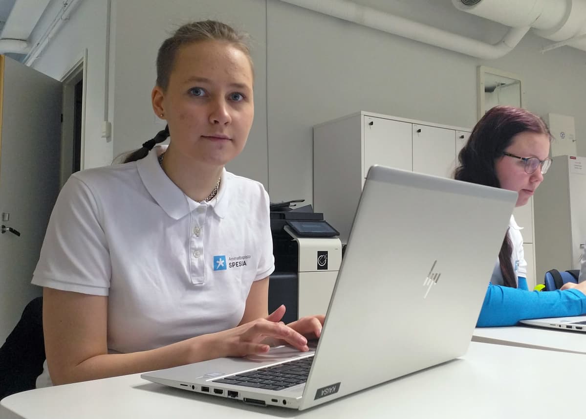 Jaana Pölkki tekee tehtäviä luokassa tietokoneella