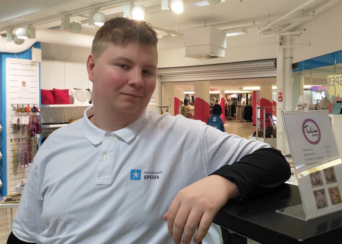 Mitja Hirvonen käy vuorollaan töissä Spesia puodissa.