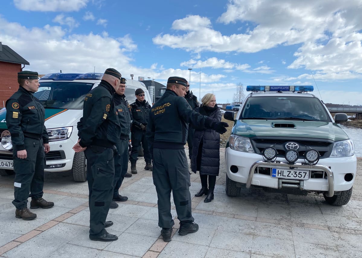 Sisäministeri Maria Ohisalo (vihr.) vierailemassa Ruotsin rajalla Torniossa.