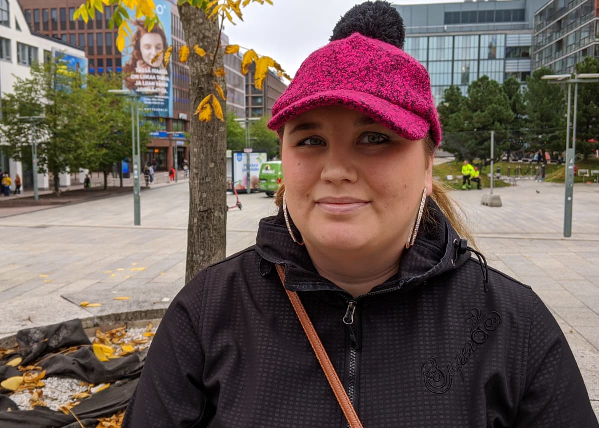 Emma Lehtovuori istuu Kampissa.