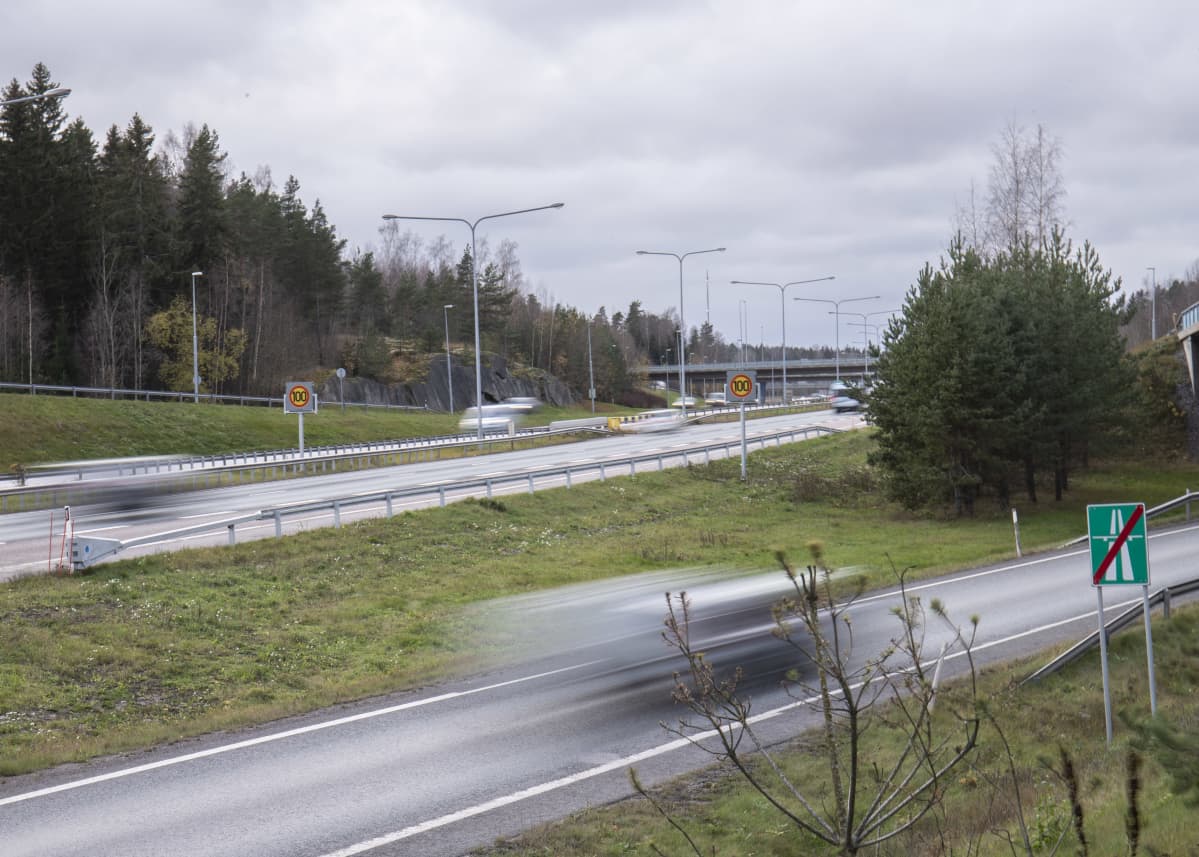 Liikennettä Turunväylällä Nihtisillan kohdalla.