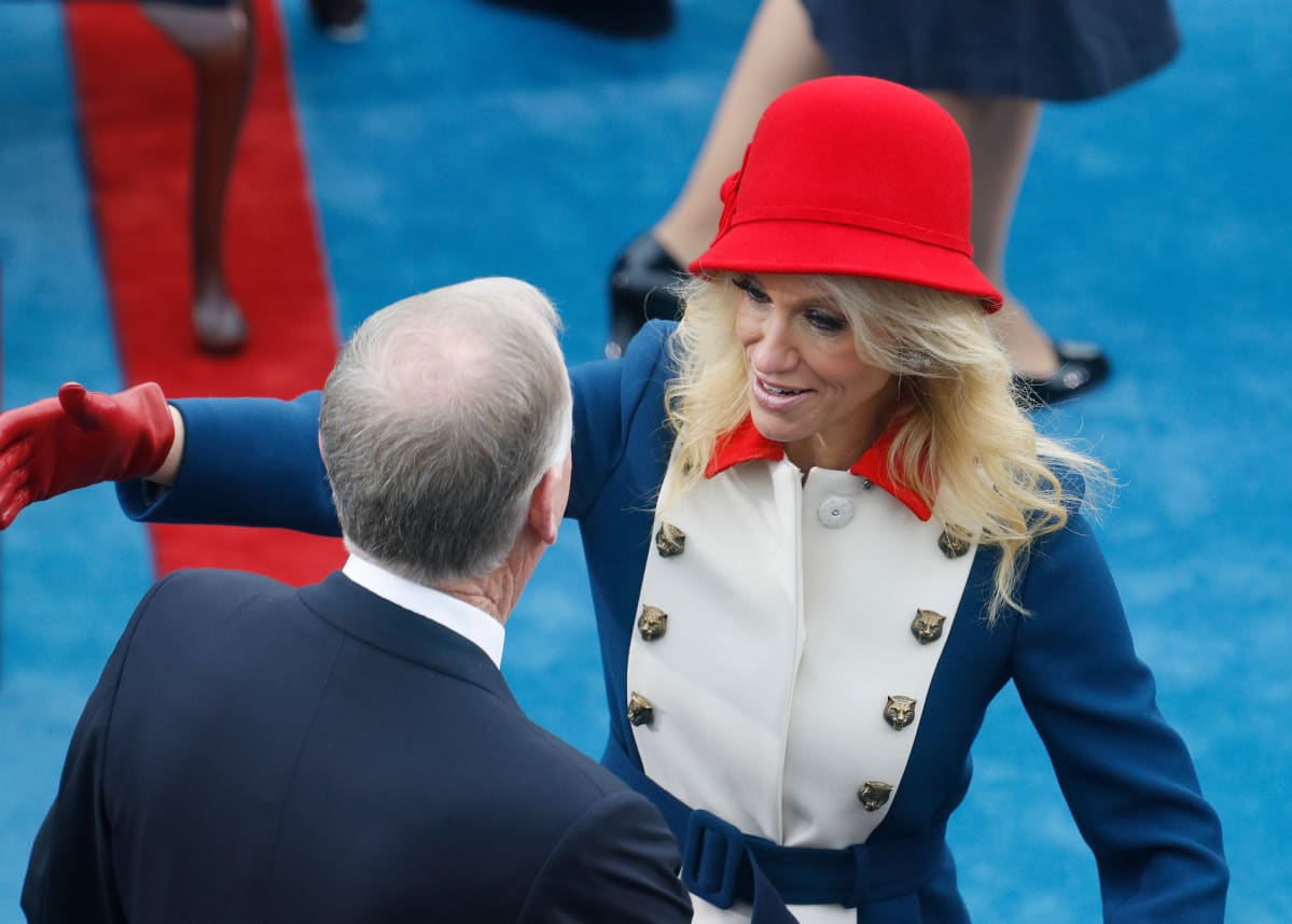 Sinipunavalkoiseen asuun pukeutunut Kellyanne Conway halaa entistä varapresidenttiä Dan Quaylea.