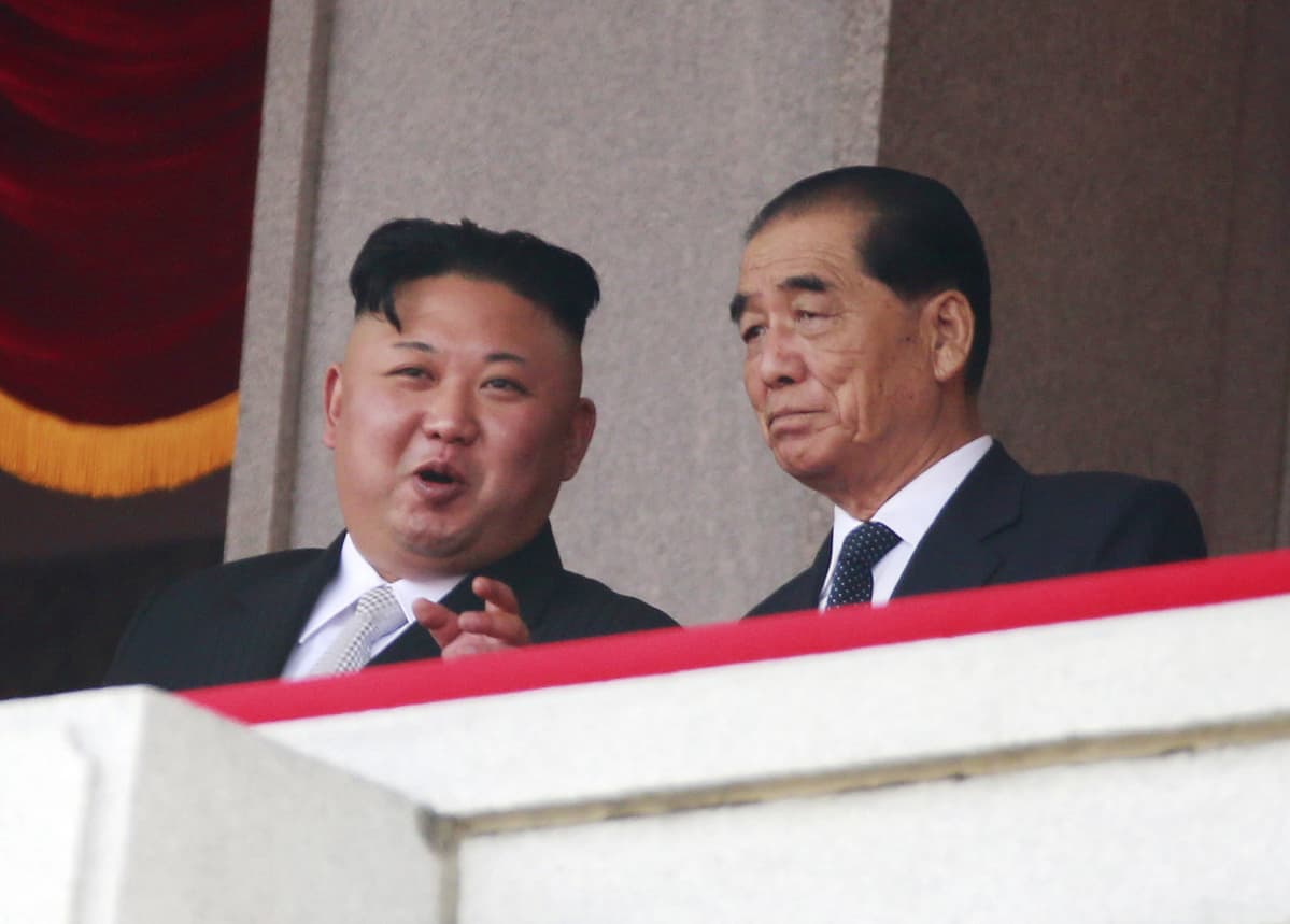 Pohjois-Korean johtaja Kim Jong-un (vas.) juttelee pääministeri Pak Pong-jun kanssa. He katselevat yhdessä paraatia, kun Pohjois-Korea juhli perustajansa Kim Il-sungin syntymän 105-vuotispäivää.