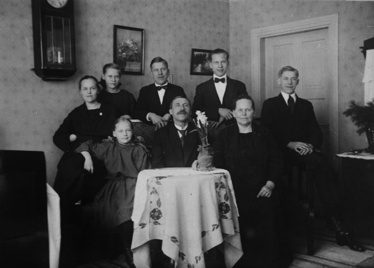 Perhekuva Amurista 1920-luvulta. Isä, äiti ja kuusi lasta pyhävaatteissa.