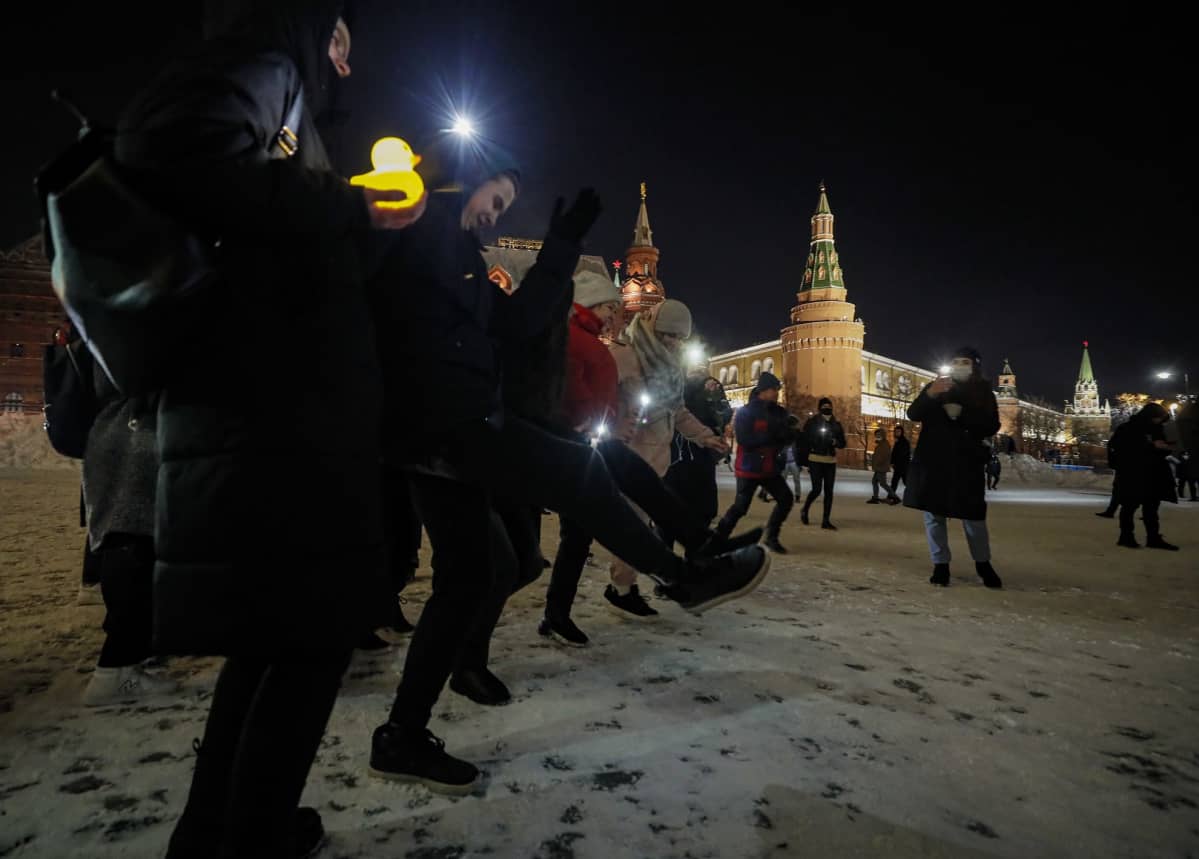 Navalnyin tukijat osallistuivat valoprotestiin sunnuntaina Moskovassa.
