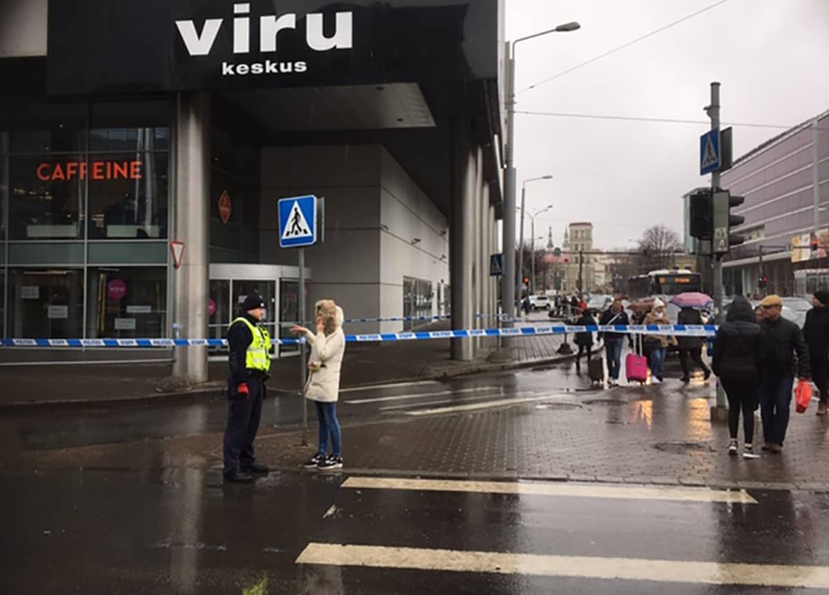 Katukuvaa Viru-hotellin edustalta.