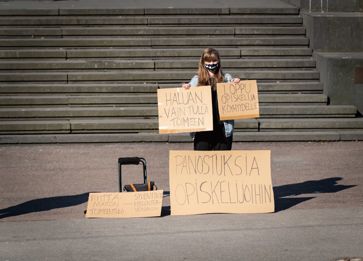 Yhden opiskelijan mielenosoitus Säätytalon edustalla hallituksen puoliväliriihen alkaessa 21. huhtikuuta.