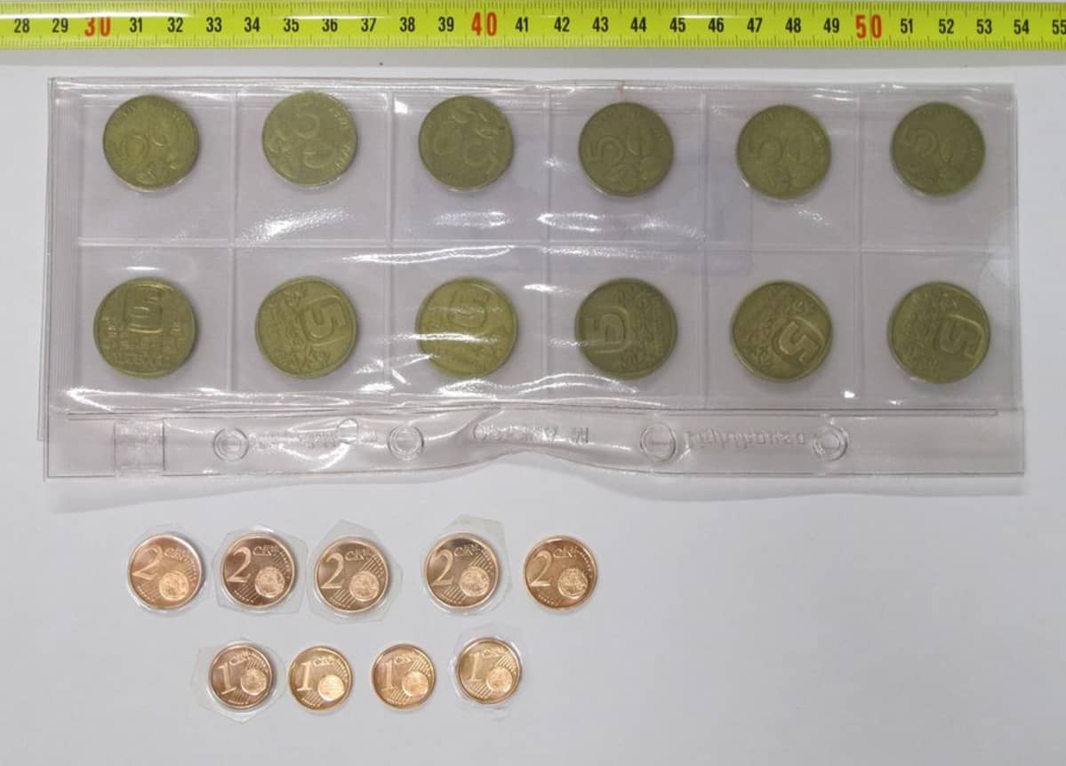 Poliisin huutokauppaamia kolikoita.