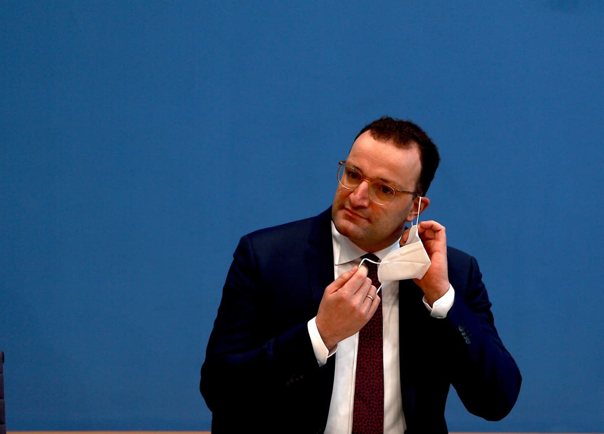 Jens Spahn riisuu kasvomaskia