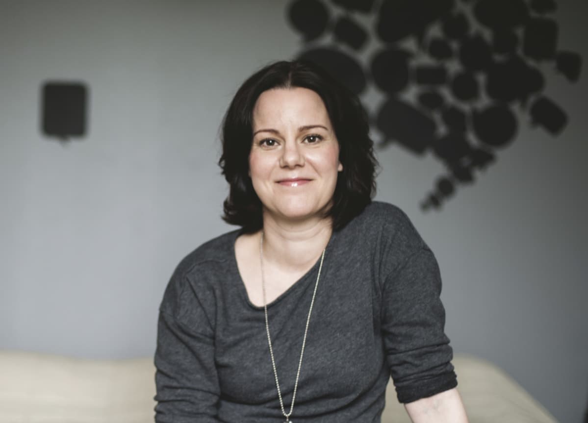Janna Rantala katsoo hymyillen kameraan.