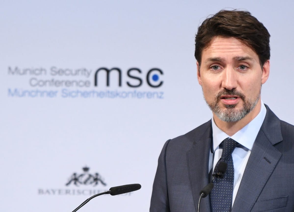 Lyhythiuksinen Justin Trudeau.