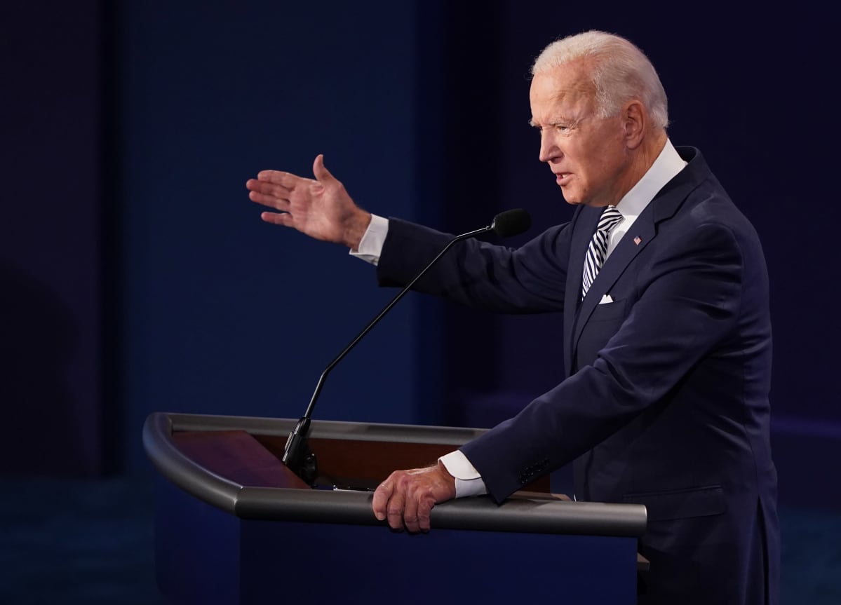 Presidenttiehdokas Joe Biden puhuu vaaliväittelyssä. Biden tehostaa puhettaan ylös nostetulla oikealla kädellä.