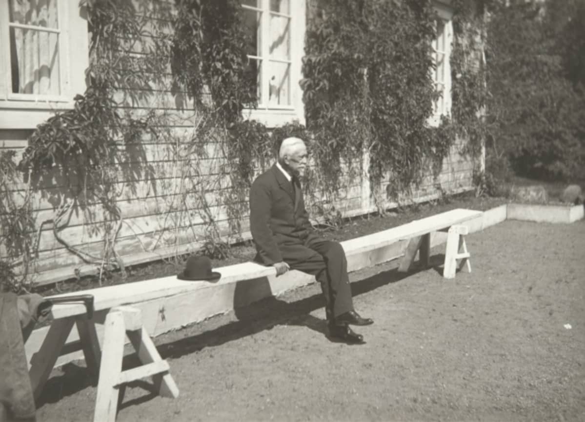 Professori Rabbe Wrede omistamansa Wredebyn kartanon pihapenkillä vuonna 1918