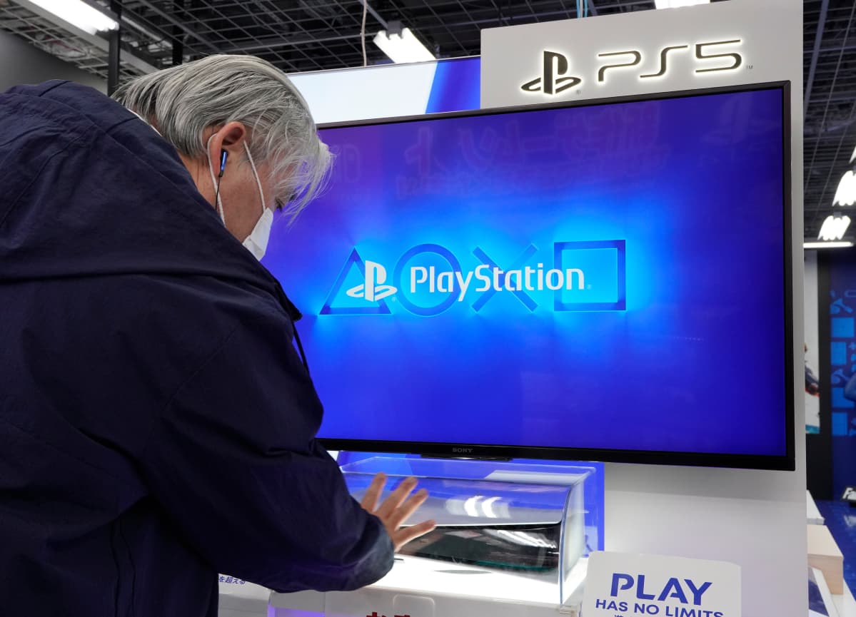 Playstation 5 -konsoli myynnissä Japanissa.