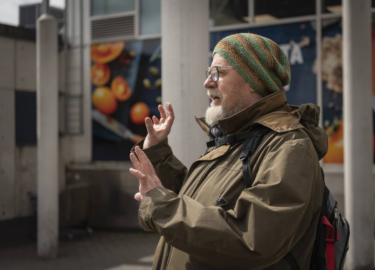 Mellunkyläläinen Otto Ihalainen kävelee lähes päivittäin Kontulan ostarille tai sen kautta Itikseen kauppareissuillaan. Häntä huolestuttavat oma ja lapsenlapsen terveys sekä yhteiskunnan yleinen taloustilanne, joka ei hänen mielestä korjaudu ihan hetkessä.