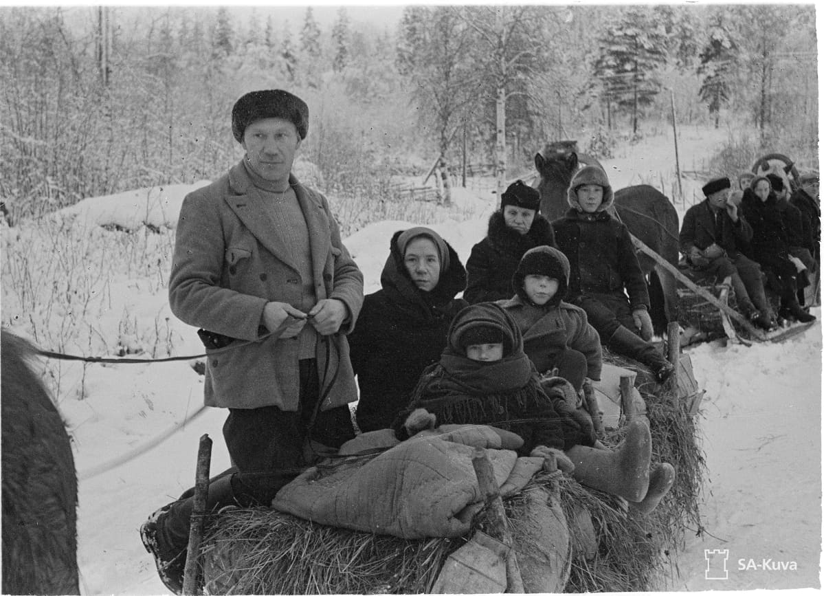 Mustavalkoisessa historiallisessa kuvassa evakot lähtevät Karjalan kannakselta joulukuussa 1939.
