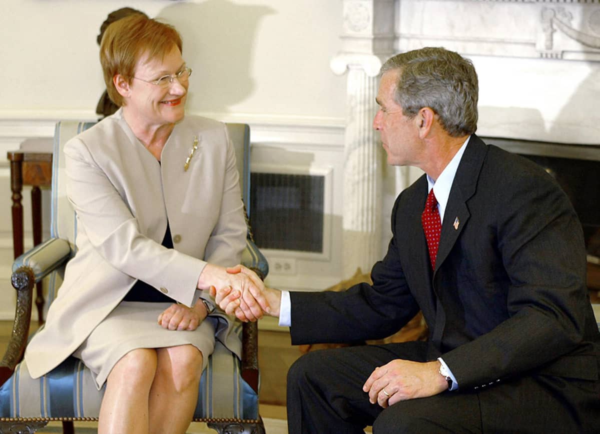 Presidentit Tarja Halonen ja George W. Bush.