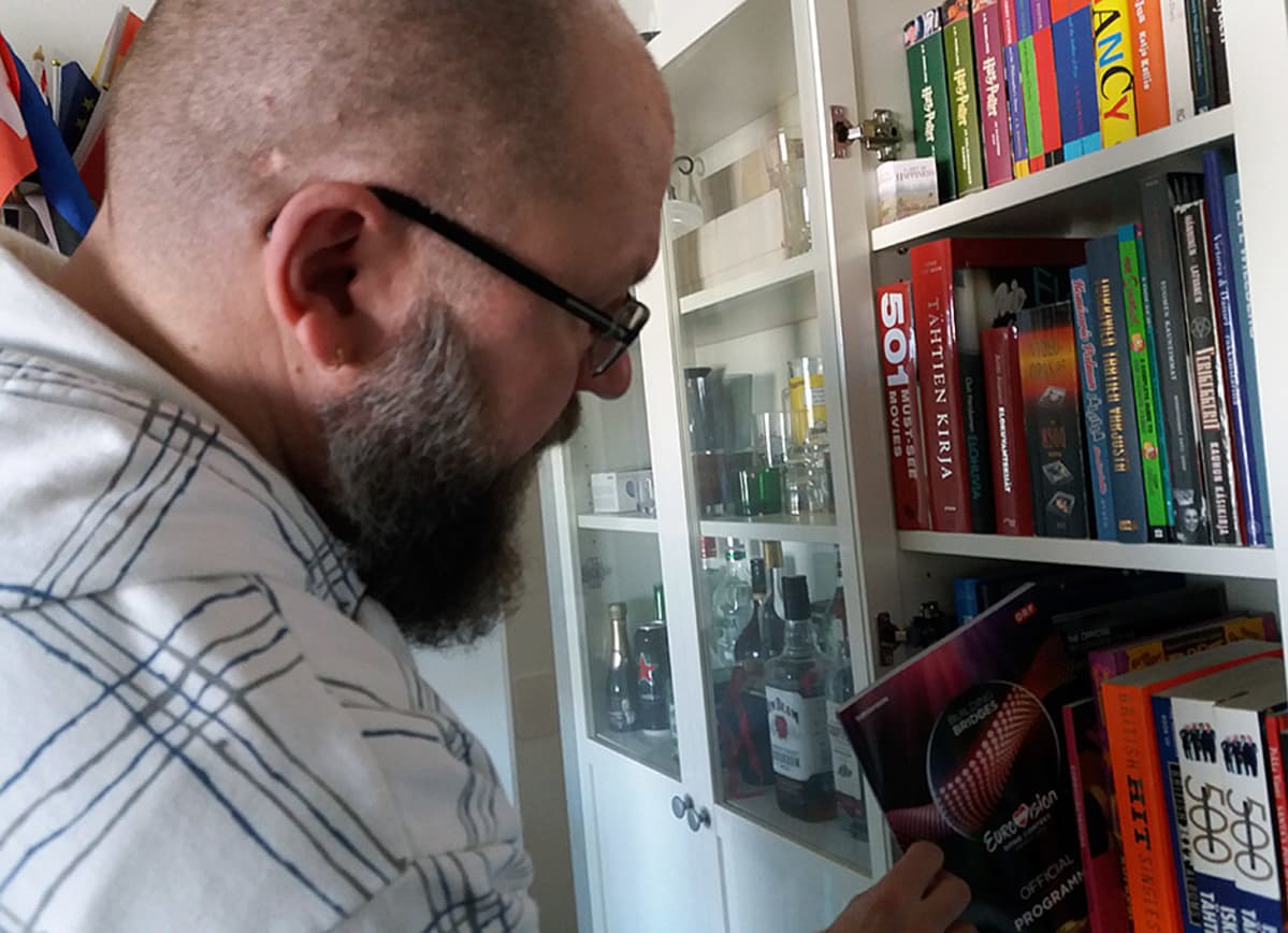 Tony Latva ottaa hyllystä Euroviisujen ohjelmalehtistä