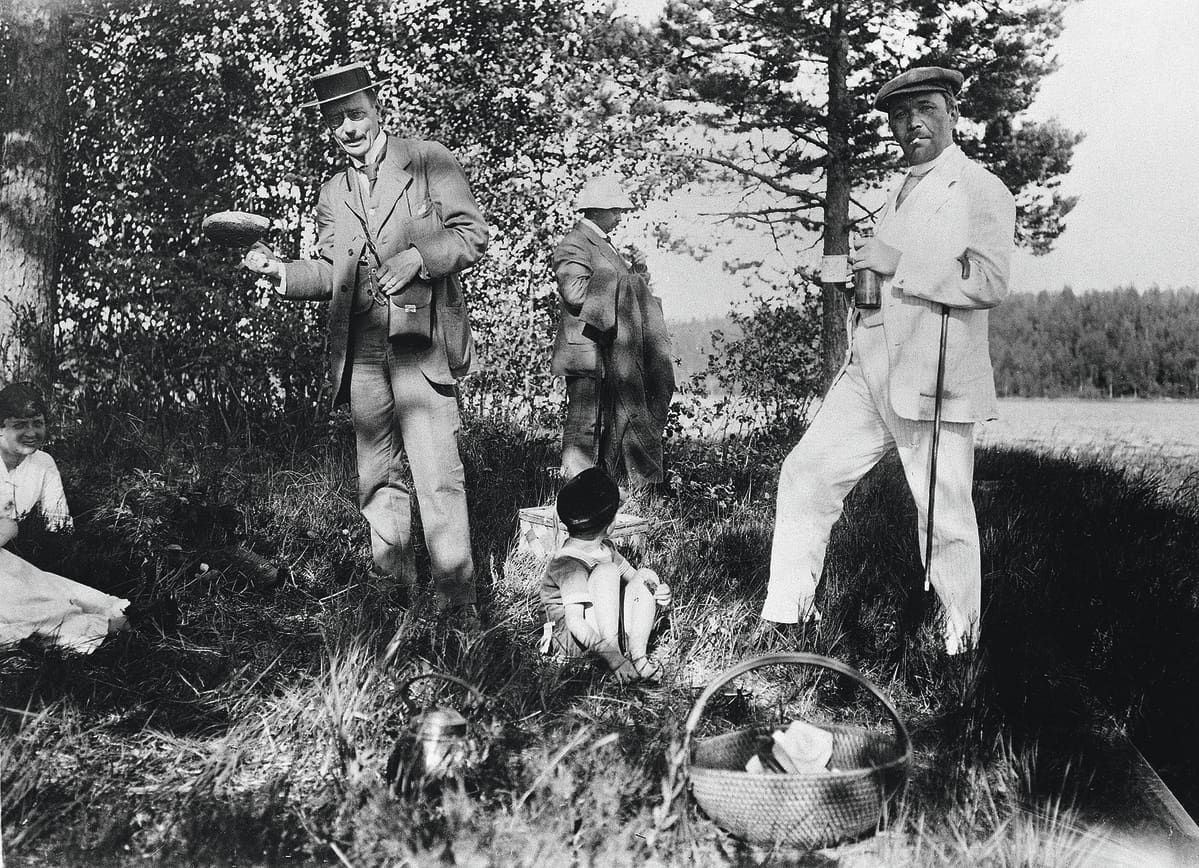Eino Leino (oik.) kesäisellä retkellä Roschierin maatilalla Rautalammilla vuonna 1917. Mukana myös Georg Schauman (vas.) ja Rolf Roschier.