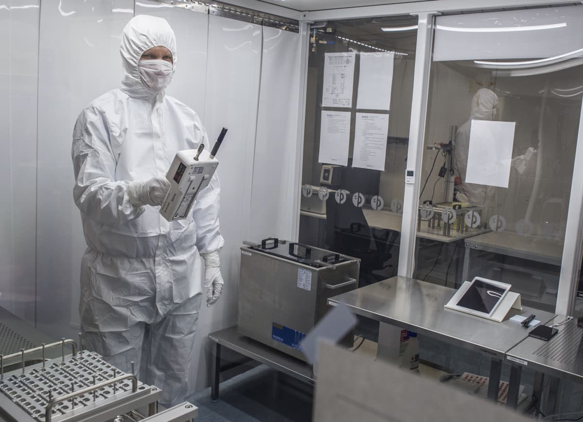 Injeqin laatuinsinööri Teemu Tapio mittaa laboratorion puhtautta.