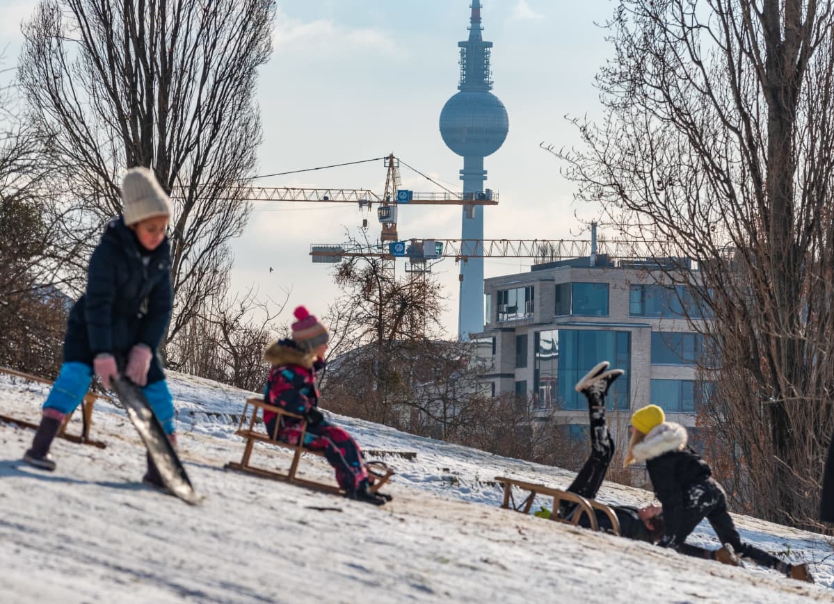 Lapset nauttivat pakkaskeleistä Berliinin Mauerpark-puistossa kaksi viikkoa sitten.