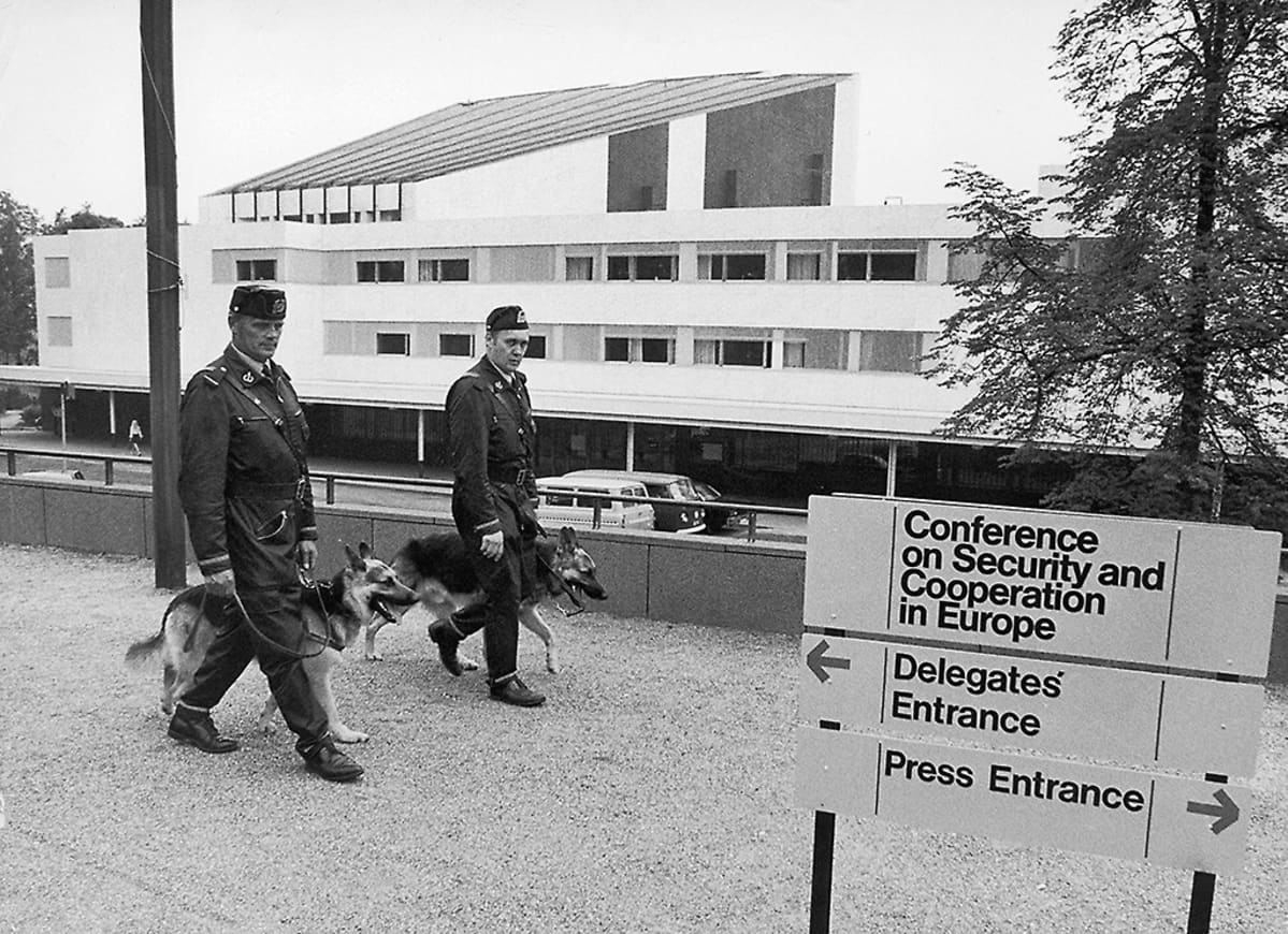 Helsingissä heinäkuussa 1975 järjestetyn ETY-kokouksen turvatoimet olivat mittavat. Kaksi poliisia koirineen Finlandia-talon edustalla.