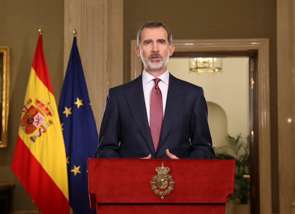 Kuningas Felipe pitämässä puhetta. Taustalla Espanjan ja EU:n liput.