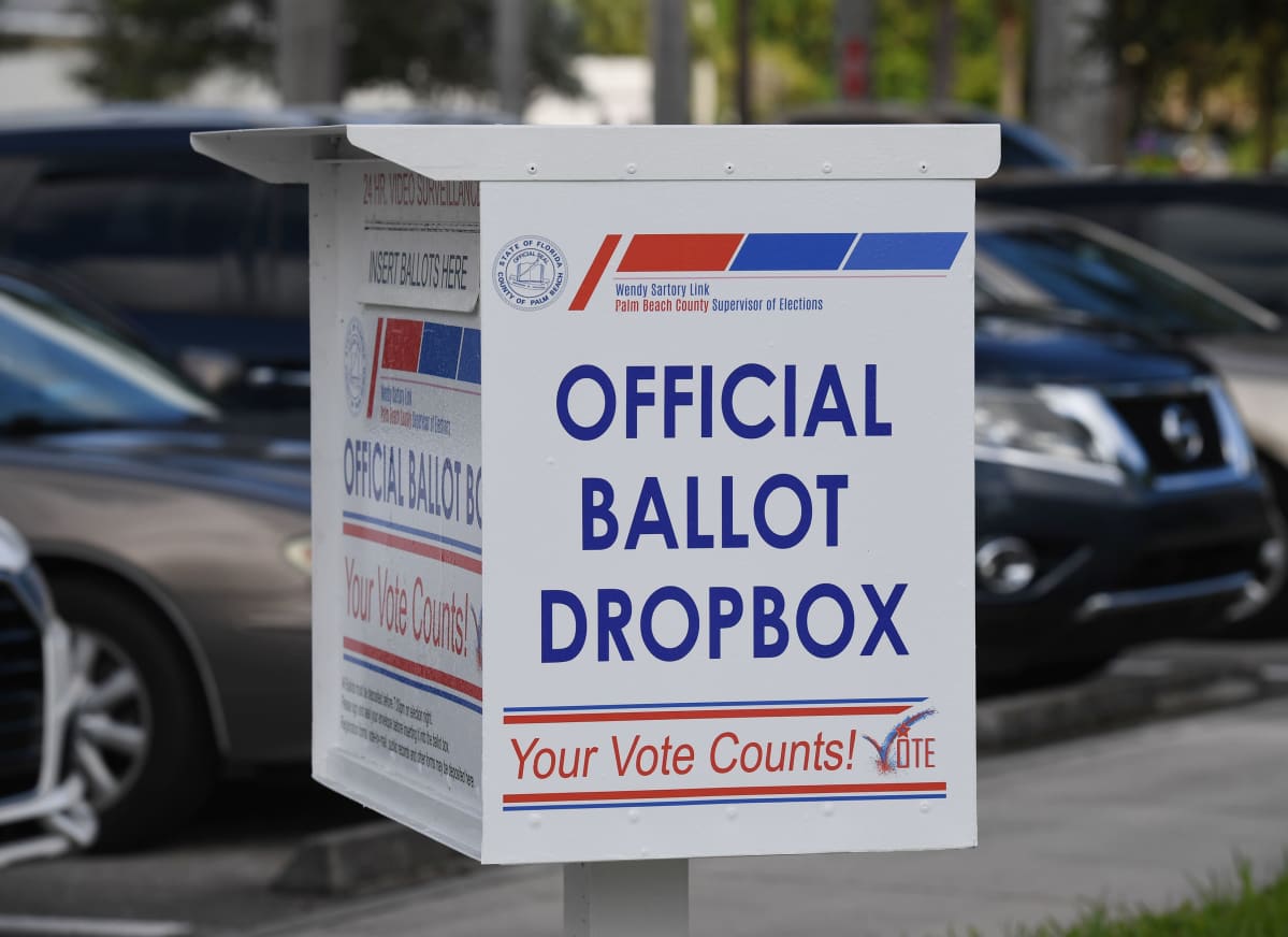 Laatikko postiäänten jättämistä varten. Valkoisessa metallilaatikossa lukeen englanniksi: Official Ballot Dropbox.