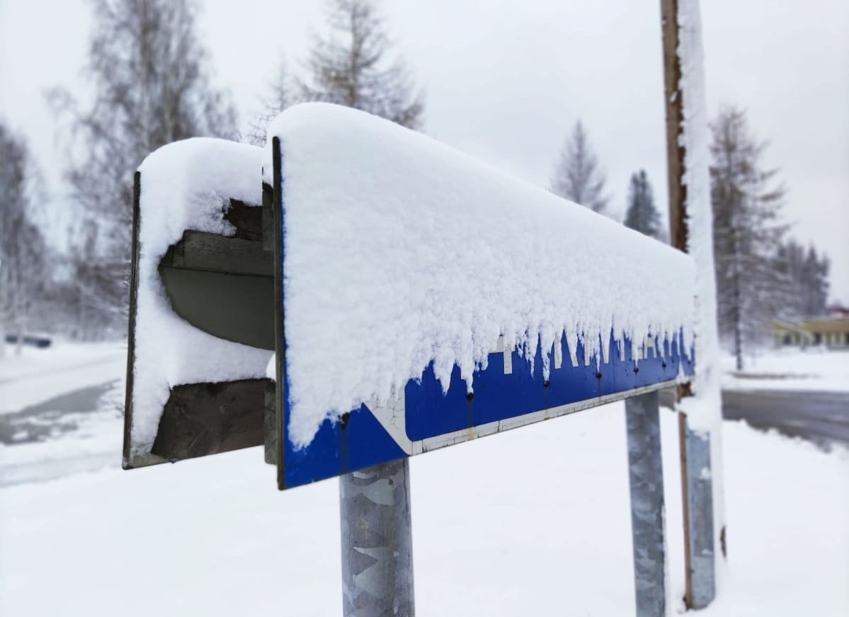 Lumen peittämä tienviitta Joensuun Uimaharjussa.